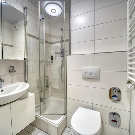 - Haus F, App 0f0606 *